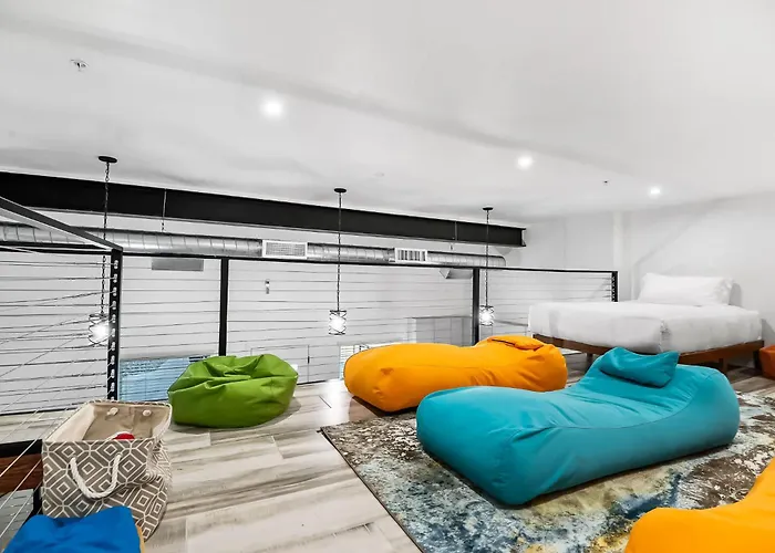 7 Bedroom Pickleball Pool Hot Tub Orchard Holiday home *