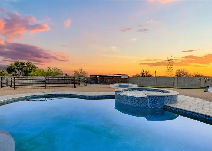 7 Bedroom Pickleball Pool Hot Tub Orchard Holiday home *